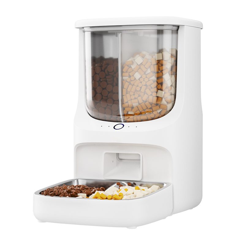 Will My Cat Actually Eat While I’m Away? Choosing a Feeder With Camera
